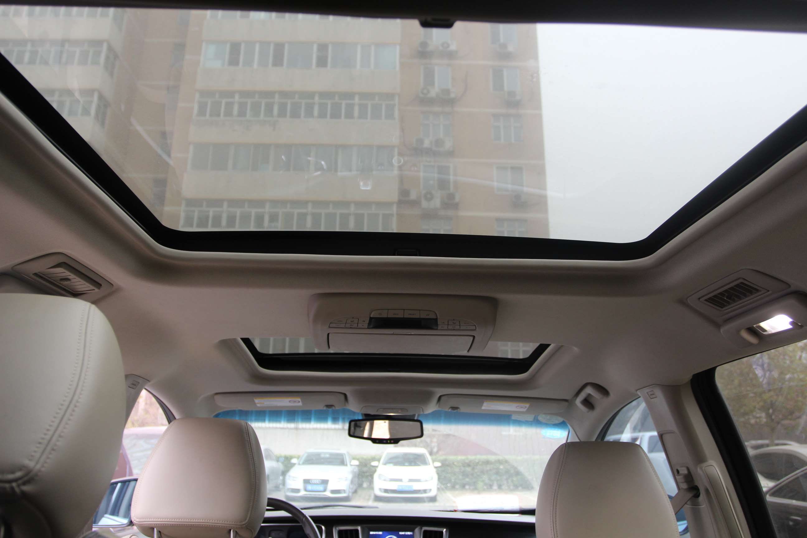 车内顶棚无烟熏,污渍痕迹,天窗密封性,电控开关均使用正常