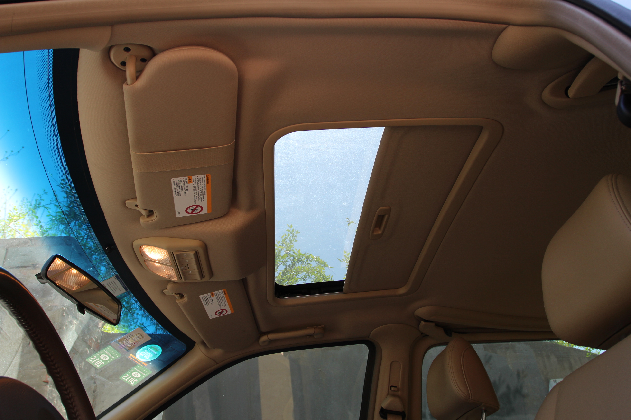 车内顶棚:   无烟熏,污渍痕迹,天窗密封性,电控开关均使用正常  /57