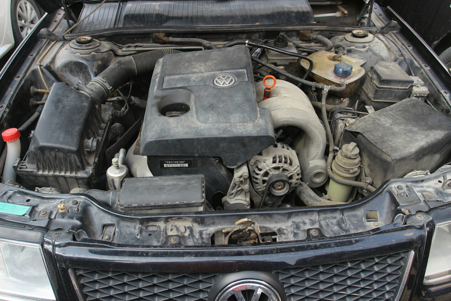发动机底盘:发动机油液位及品质正常,油封不泄露,线路管无剥落,发动机