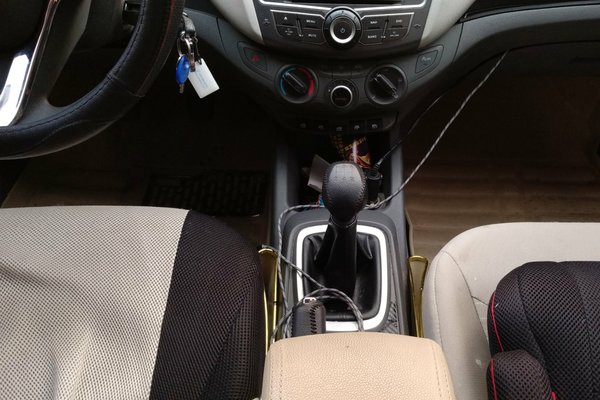 内饰-中控 : 车辆安全指示灯,被动安全项检测正常 发动机舱 : 油