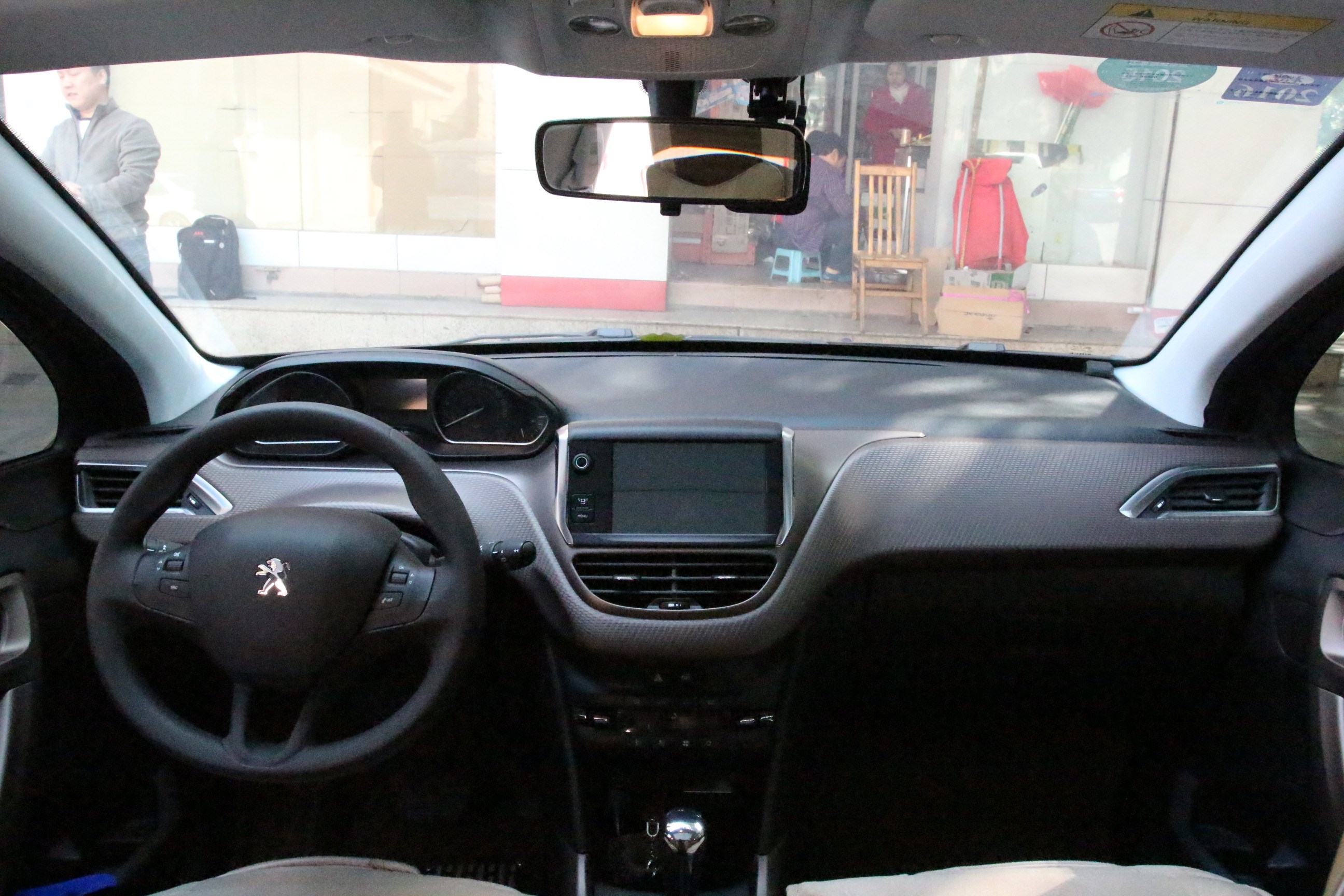 内饰-中控安全指示灯正常,气囊等被动安全项正常