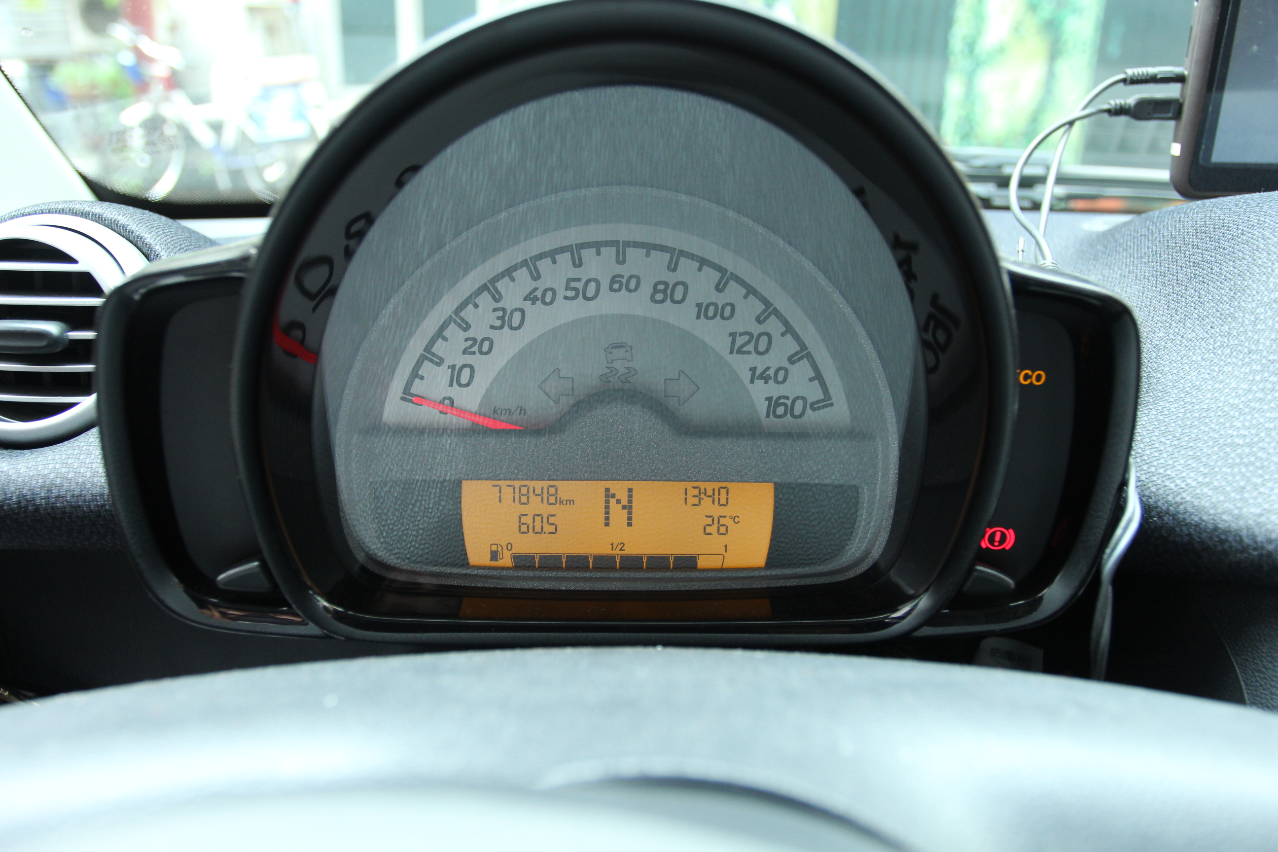 仪表盘当前7.78万公里