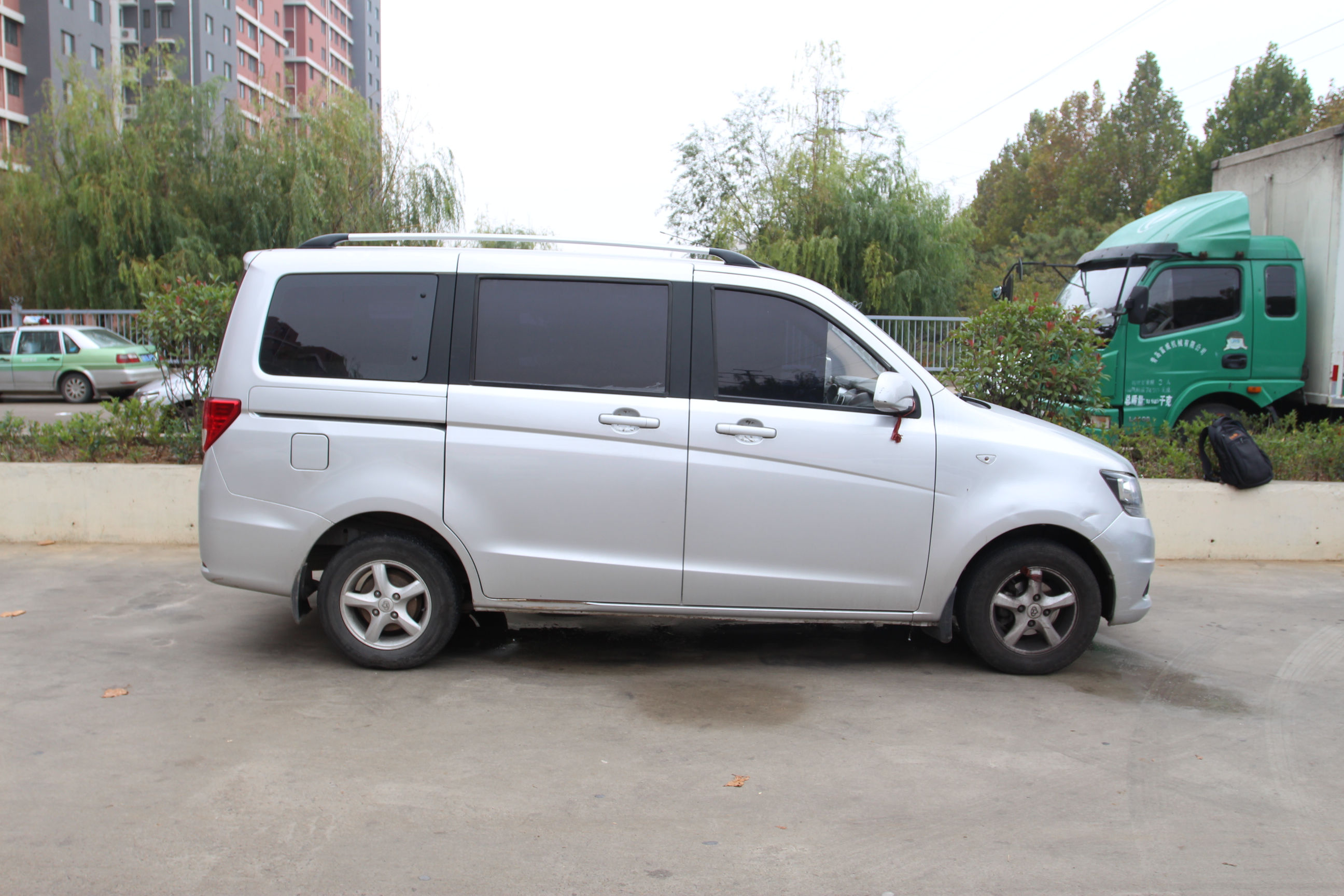 外观内饰极新 车主:解先生 | 公司职员 地址:国货 我这款欧诺是14年买