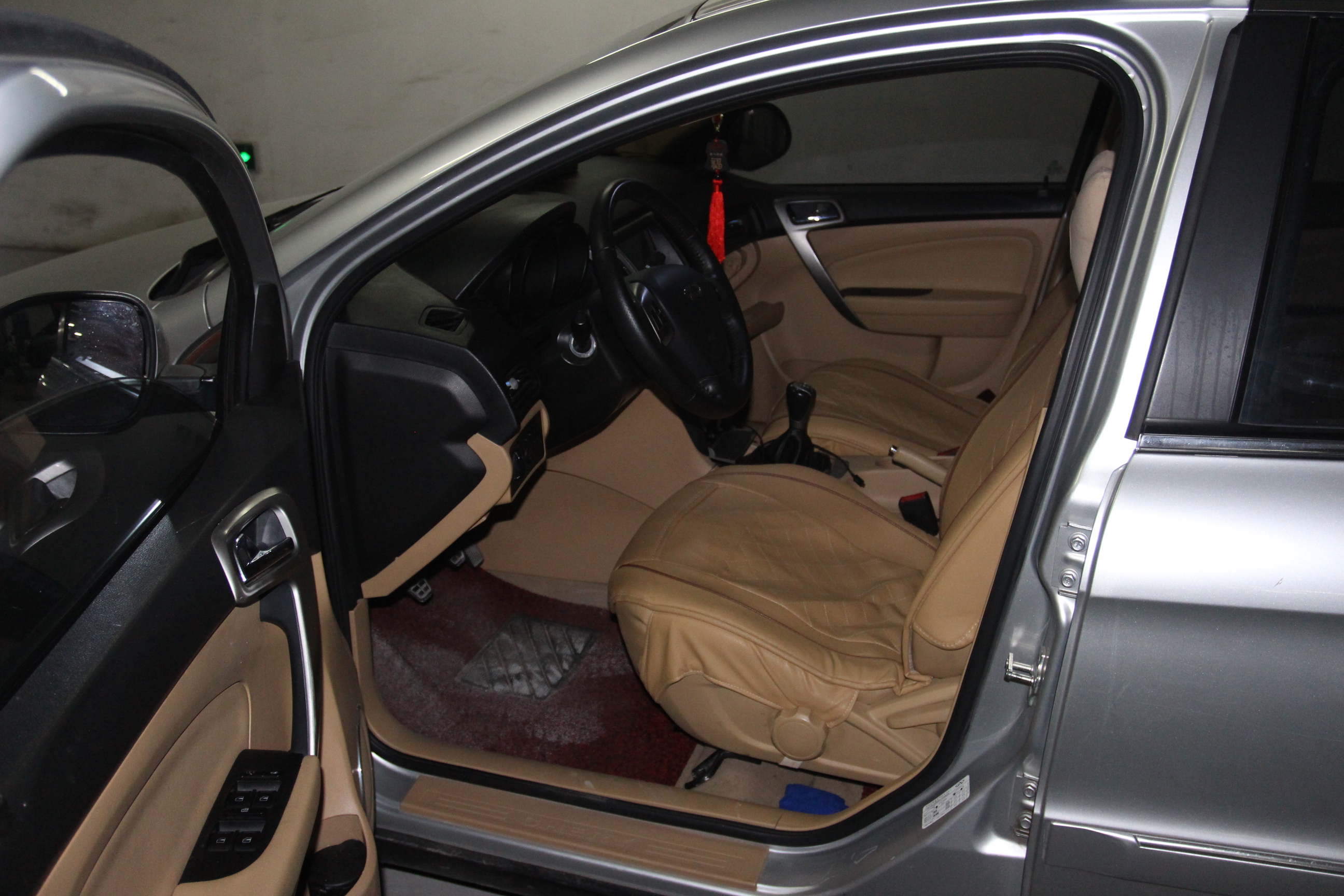 奇瑞-a3 2010款 改款三厢 1.6l 手动尊贵型