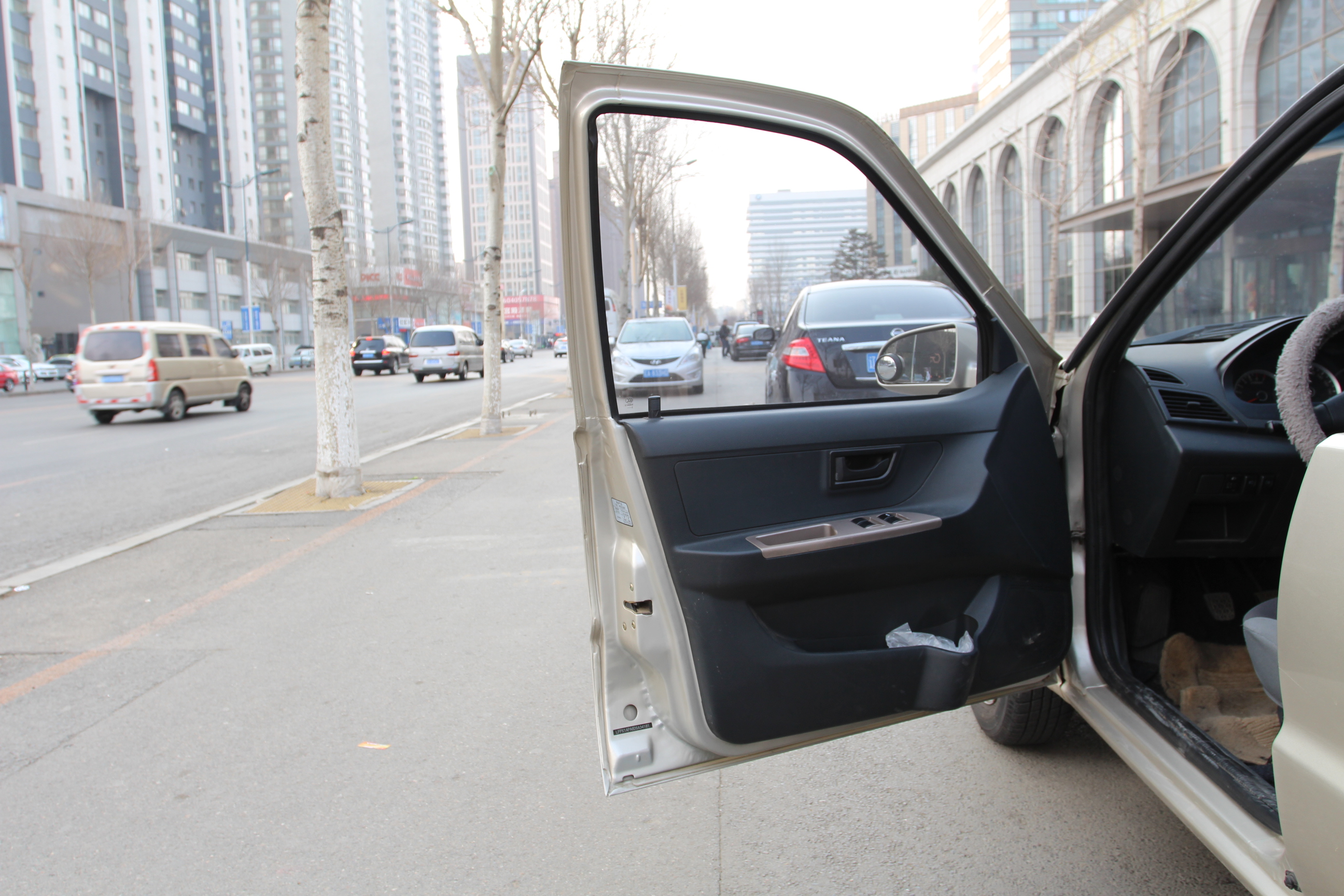 车门门轴无拆卸痕迹,操控键使用正常