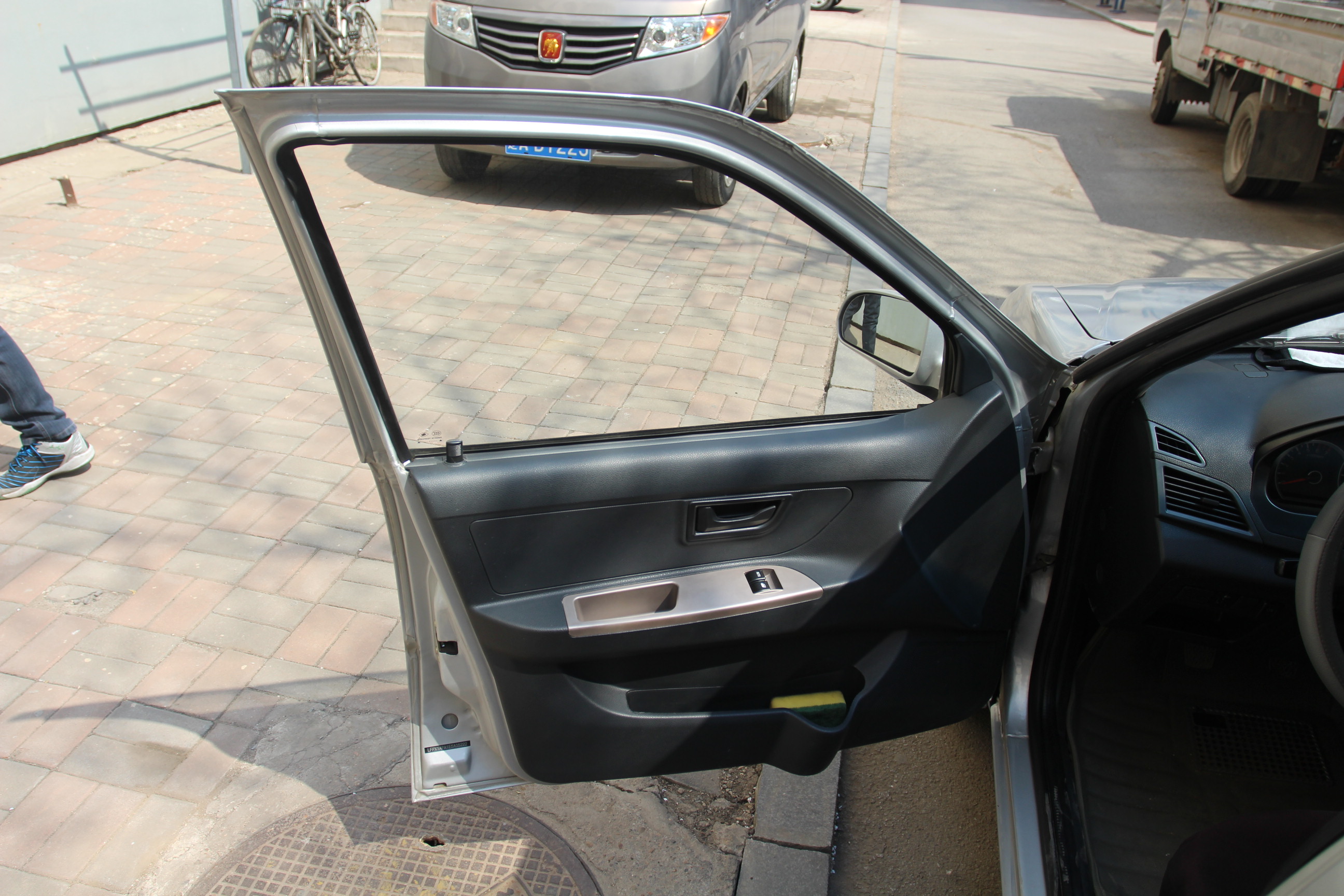 车门门轴无拆卸痕迹,操控键使用正常