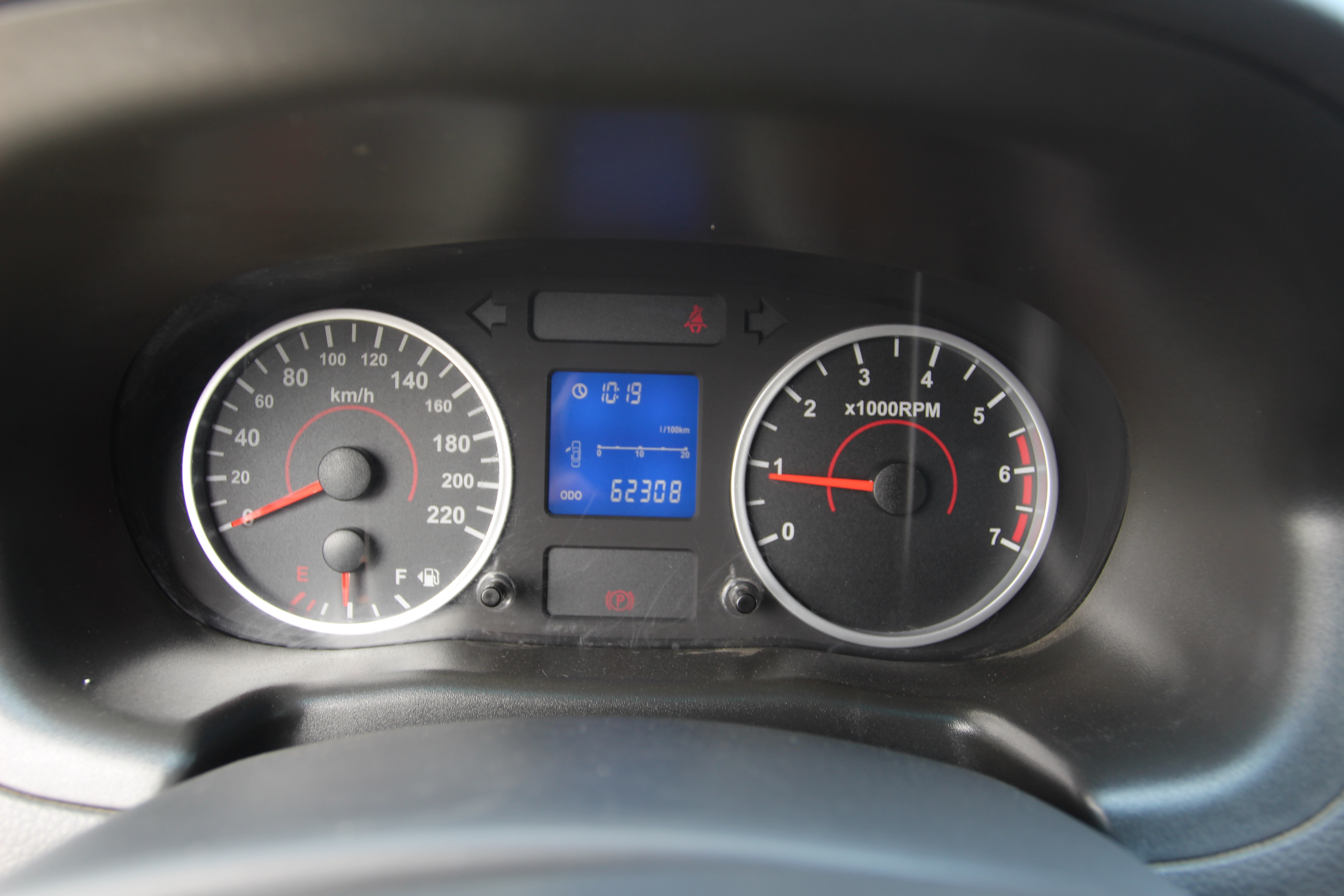 仪表盘当前6.23万公里