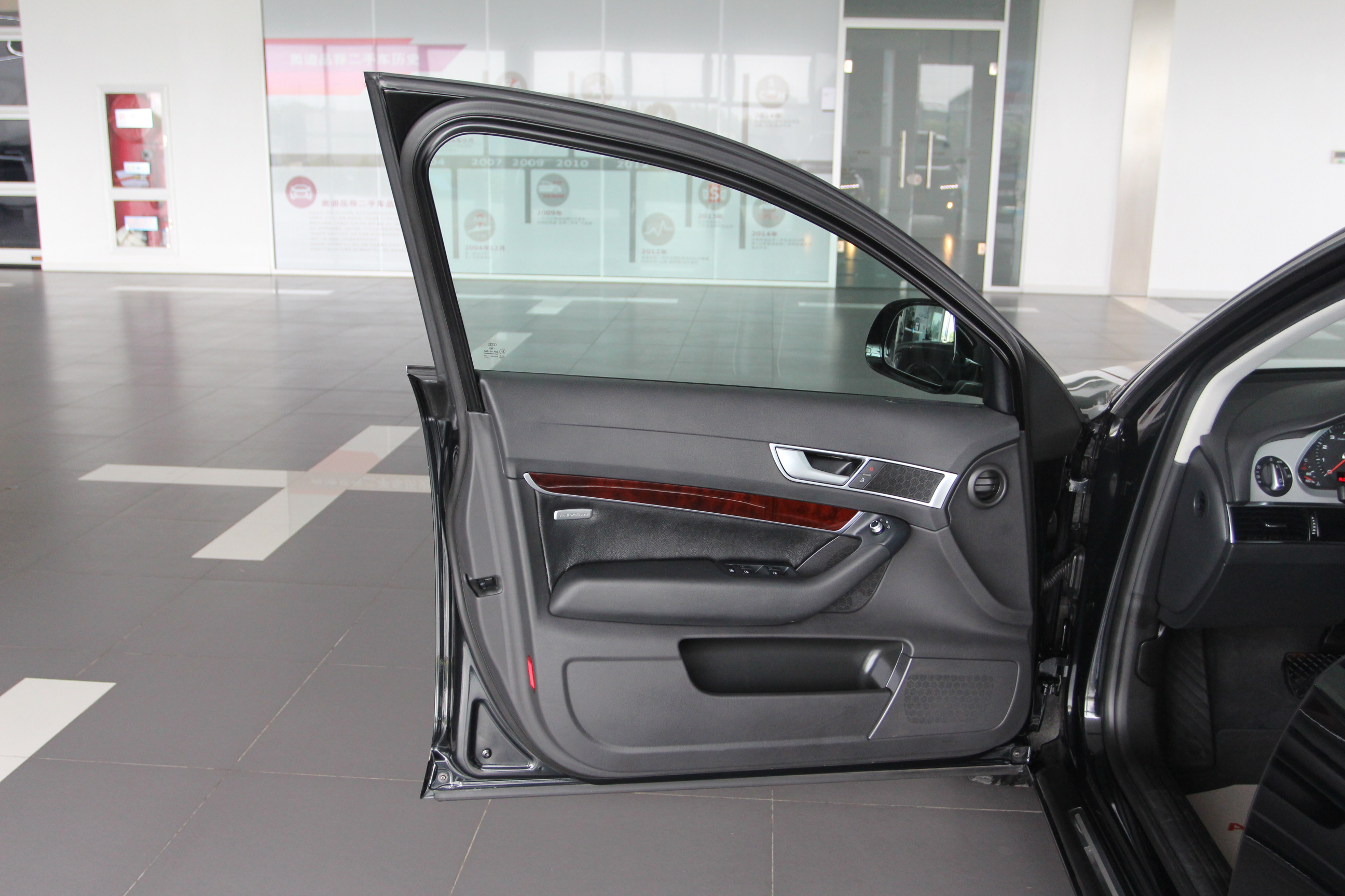 奥迪-a6l 2010款 2.0 tfsi 自动标准型