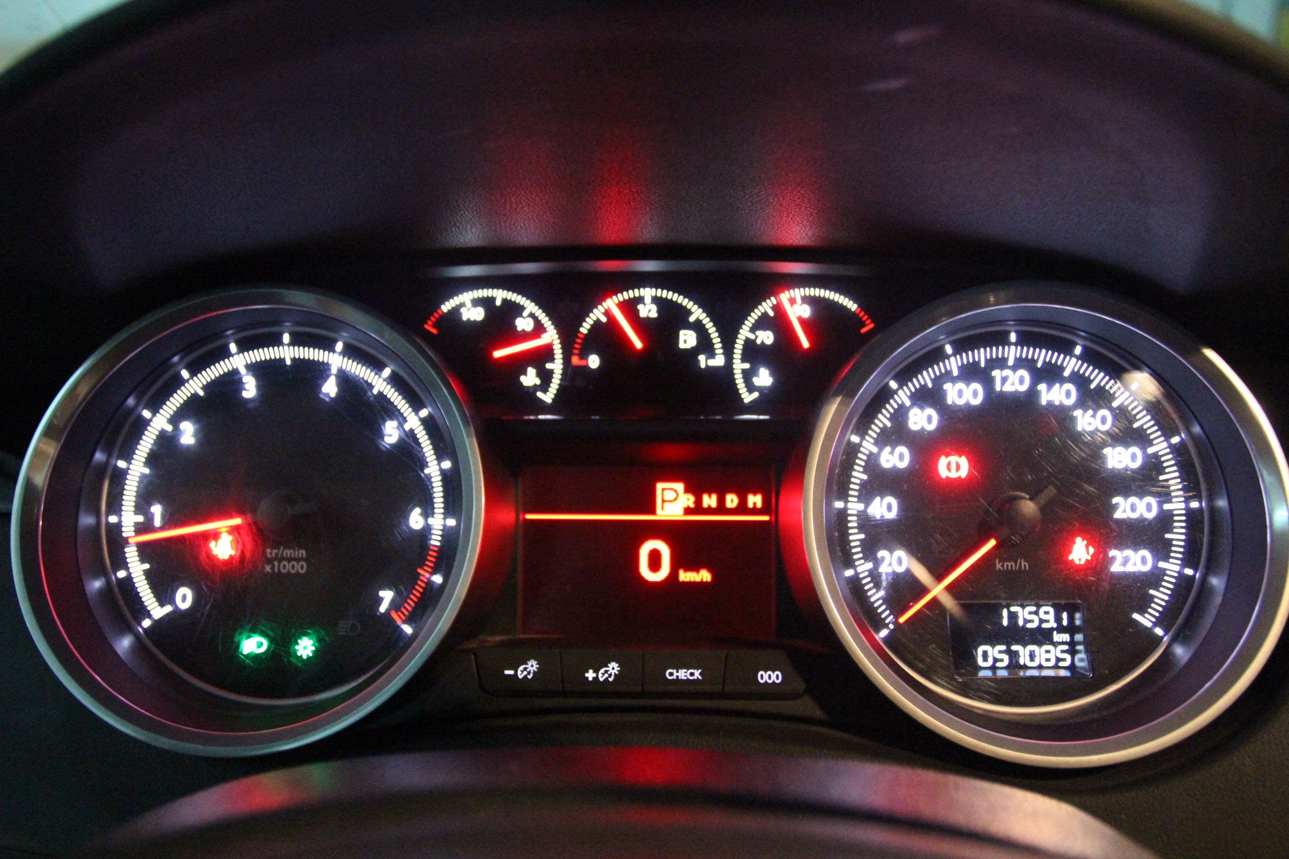 仪表盘当前5.70万公里