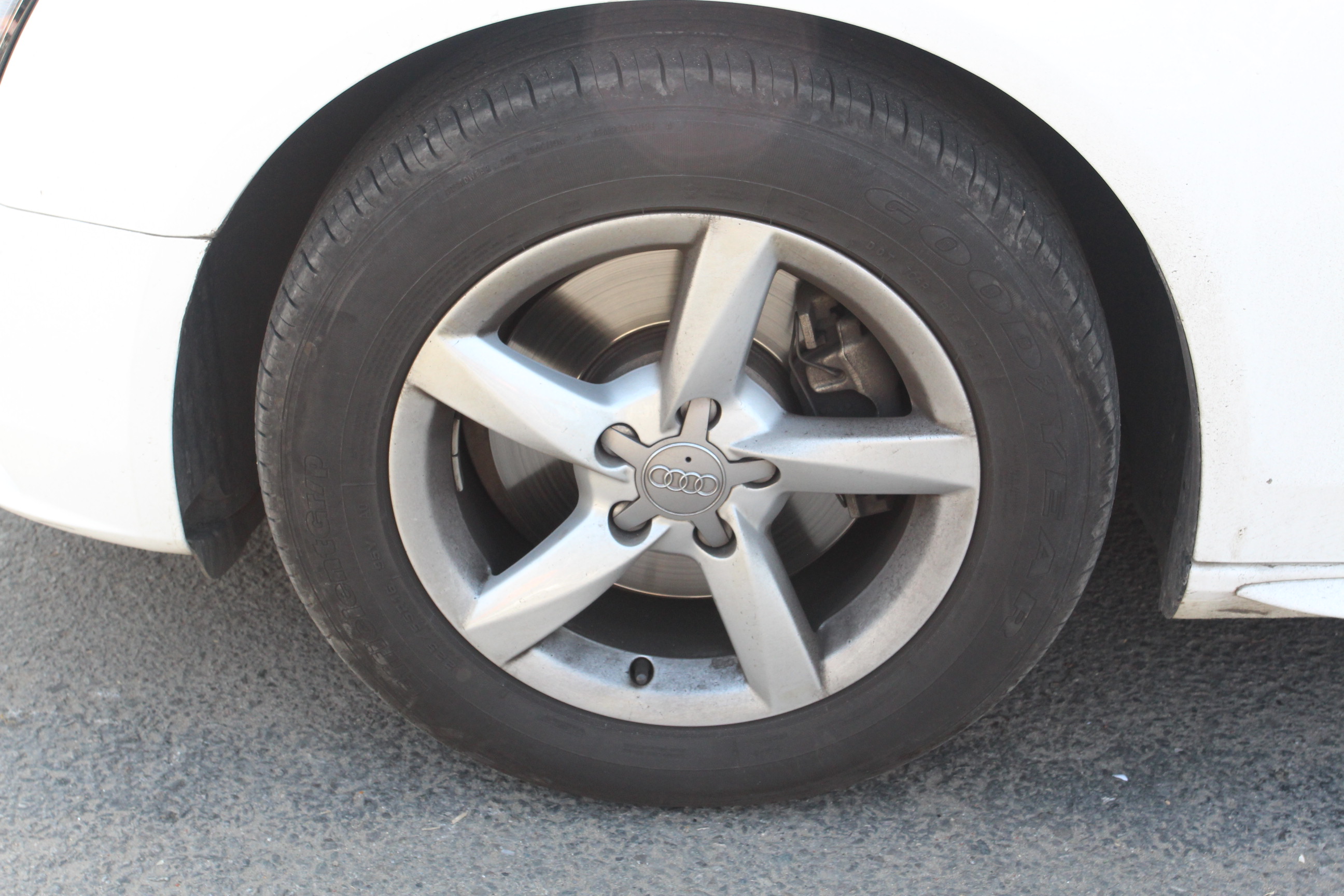 奥迪-a4l 2015款 35 tfsi 自动标准型