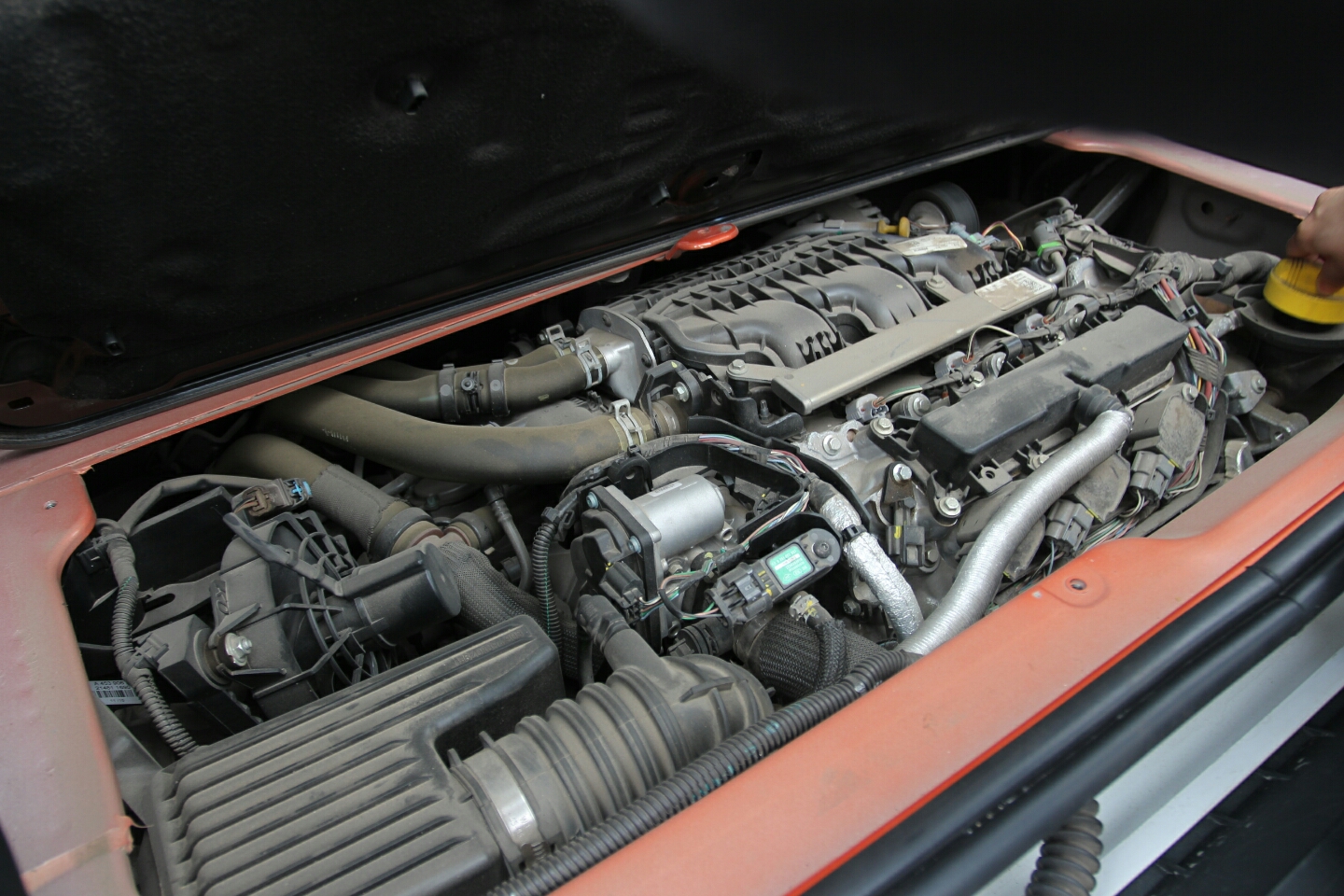 发动机底盘:   发动机油液位及品质正常,油封不泄露,线路管无剥落