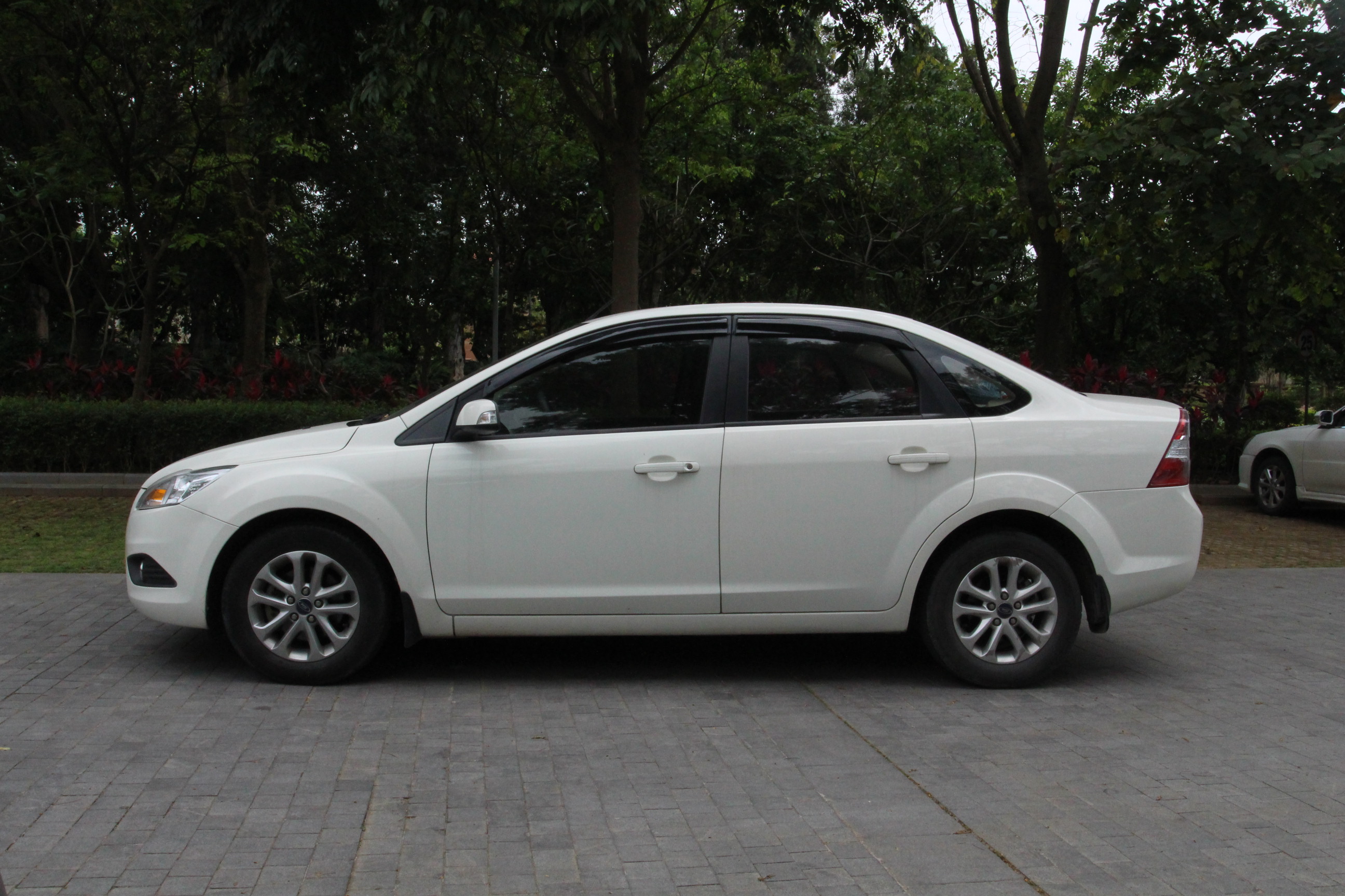 福特-福克斯 2013款 三厢经典 1.8l 自动基本型