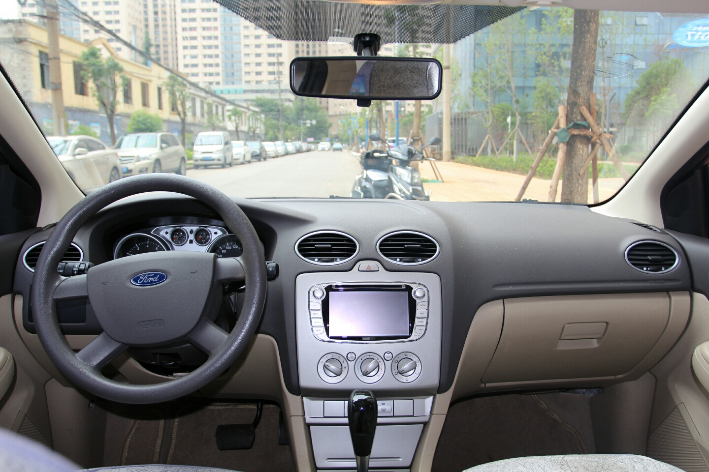 福特-福克斯 2013款 三厢经典 1.8l 自动基本型