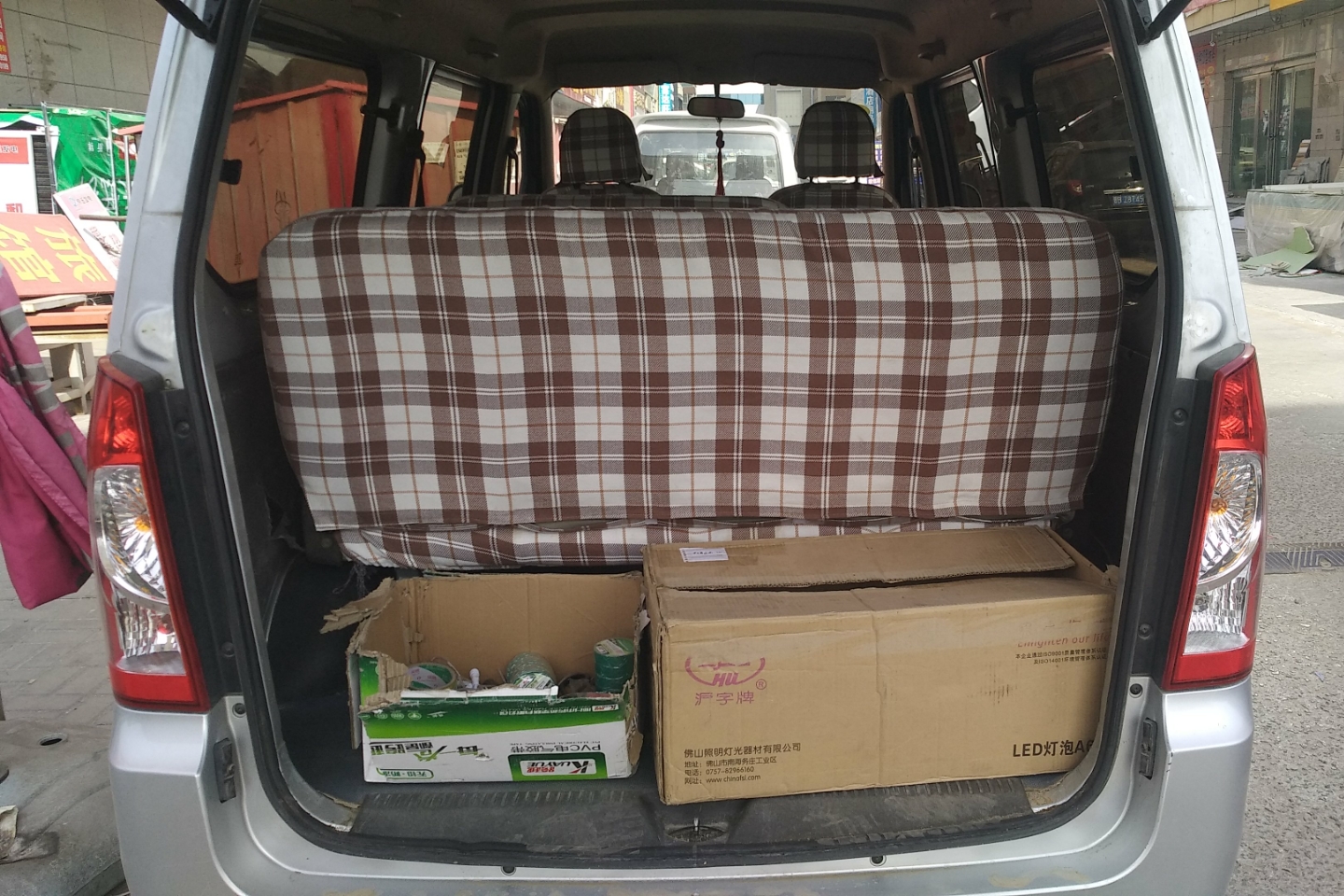 后备箱:后备箱无切割,无重大撞击迹象