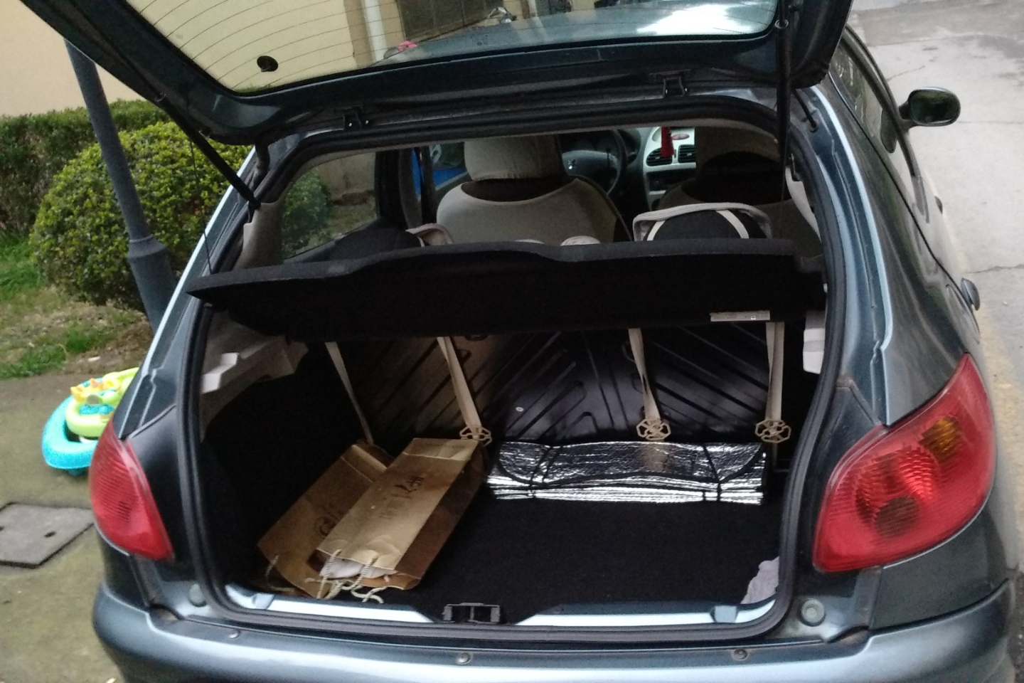 后备箱:后备箱无切割,无重大撞击迹象