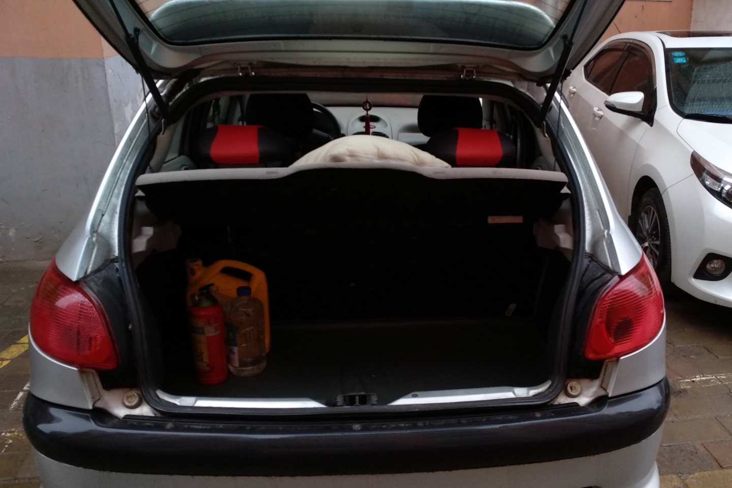 后备箱:后备箱无切割,无重大撞击迹象