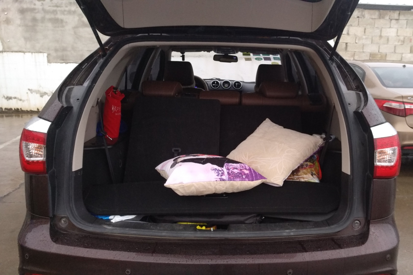 后备箱:后备箱无切割,无重大撞击迹象