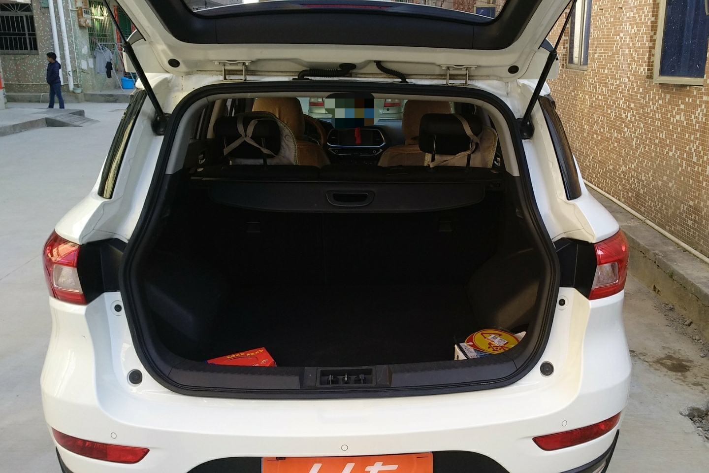 后备箱:后备箱无切割,无重大撞击迹象