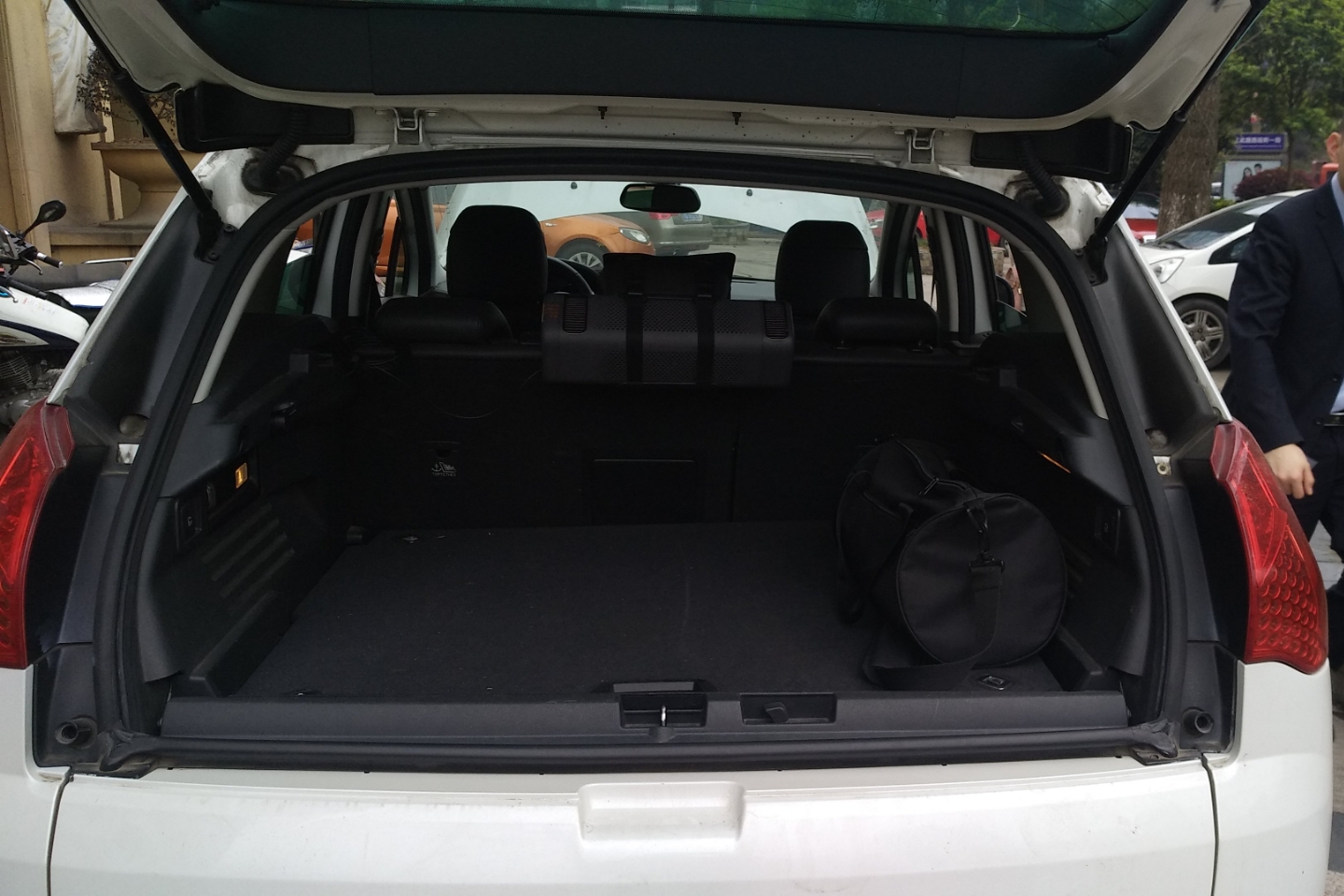 后备箱:后备箱无切割,无重大撞击迹象