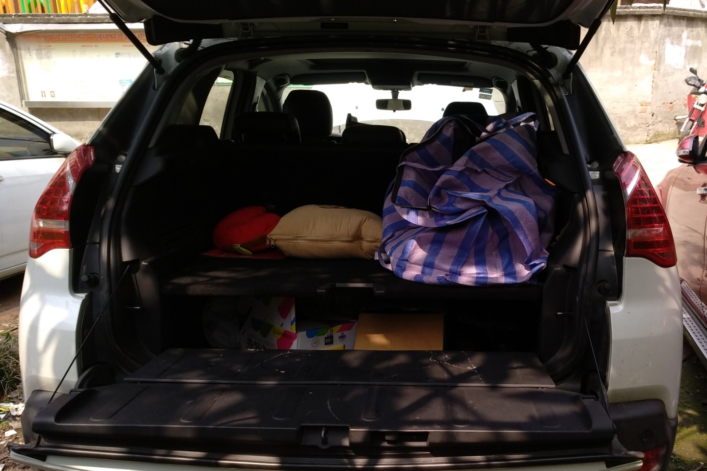 后备箱:后备箱无切割,无重大撞击迹象