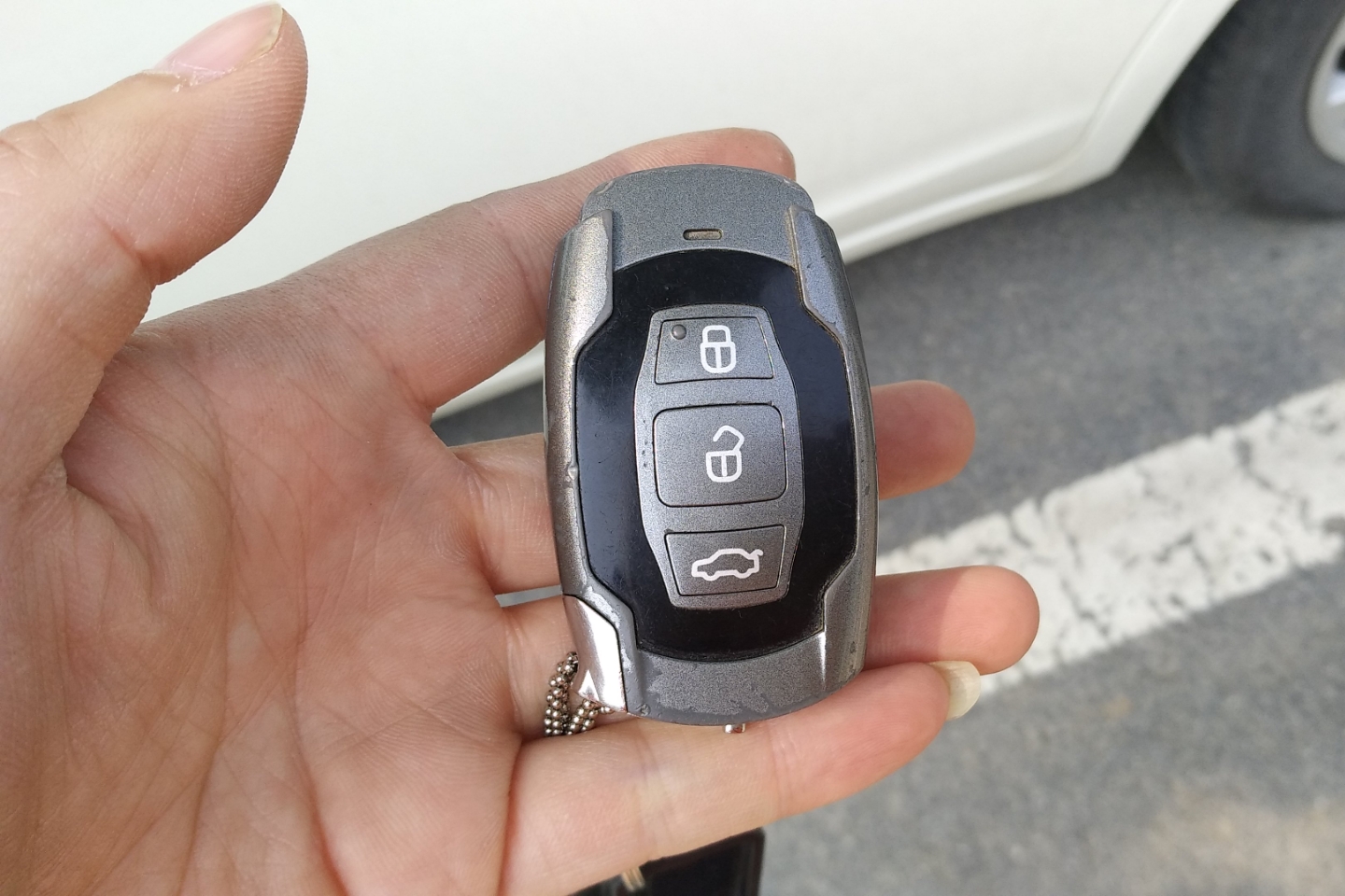 比亚迪-g6 2013款 2.0l 手动尊贵型