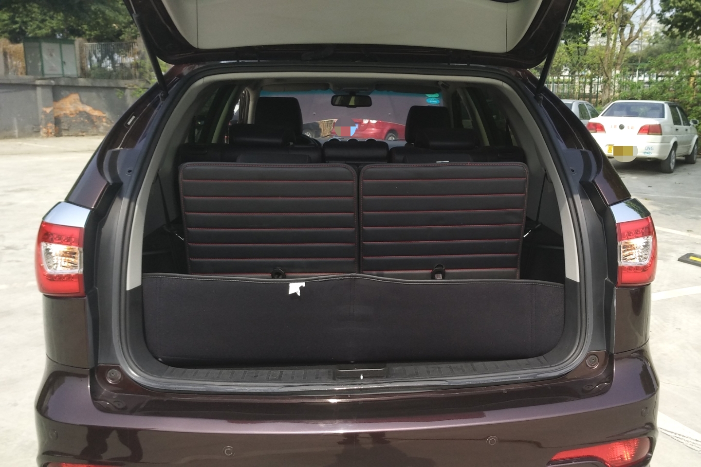 后备箱:后备箱无切割,无重大撞击迹象