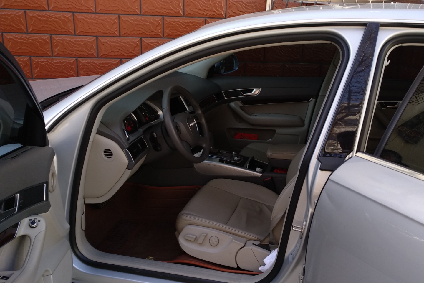 奥迪-a6l 2010款 2.0 tfsi 自动标准型