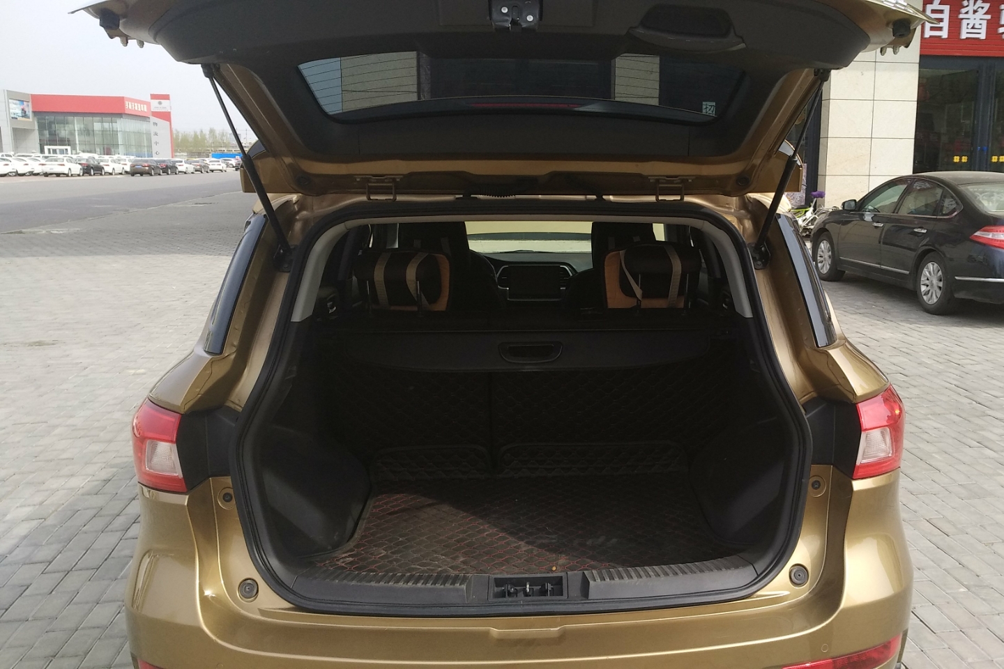 后备箱:后备箱无切割,无重大撞击迹象