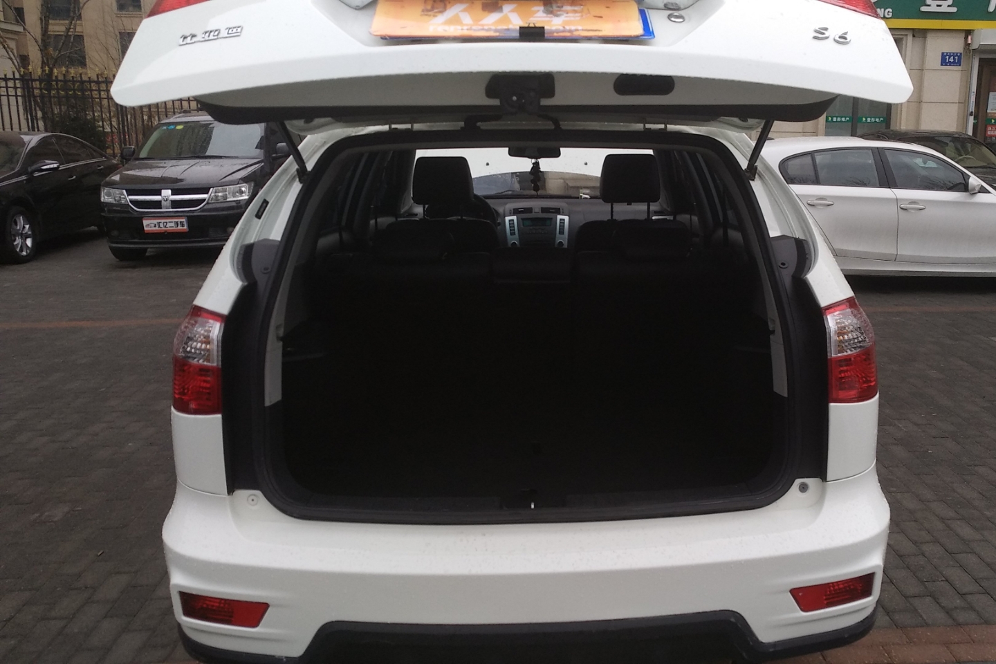 后备箱:后备箱无切割,无重大撞击迹象