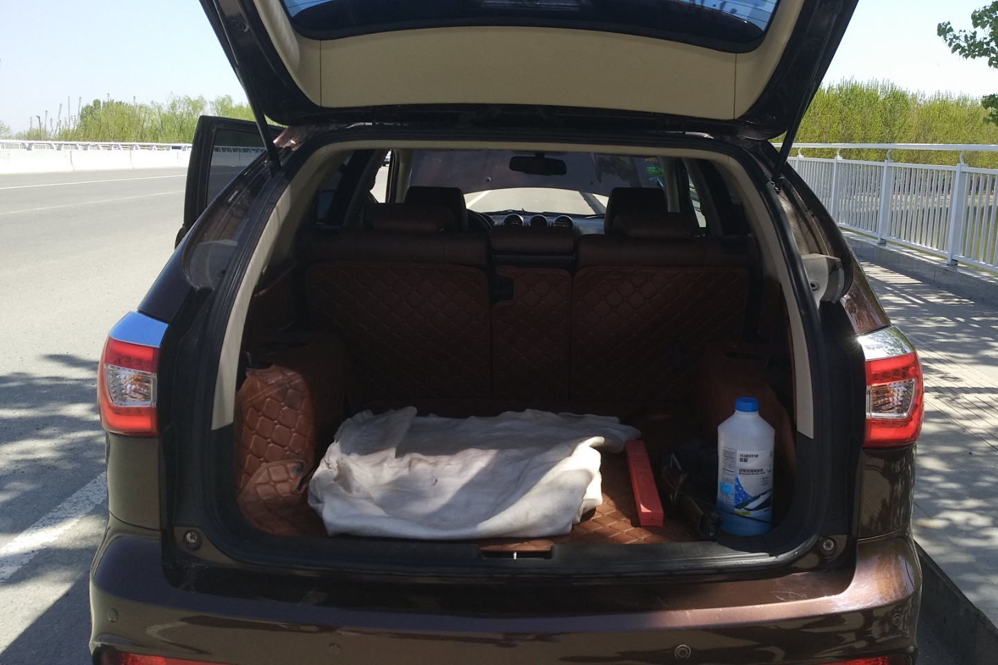 后备箱:后备箱无切割,无重大撞击迹象