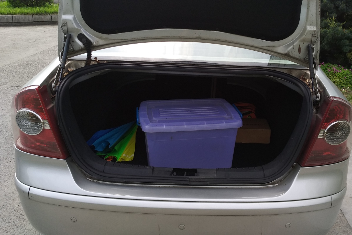 后备箱:后备箱无切割,无重大撞击迹象