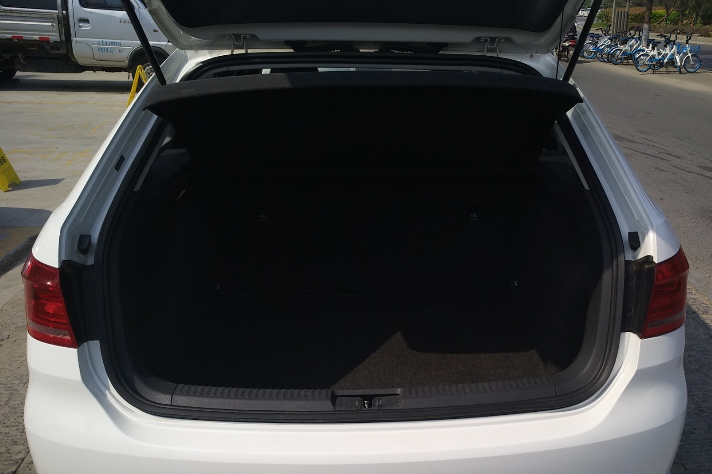 后备箱:后备箱无切割,无重大撞击迹象