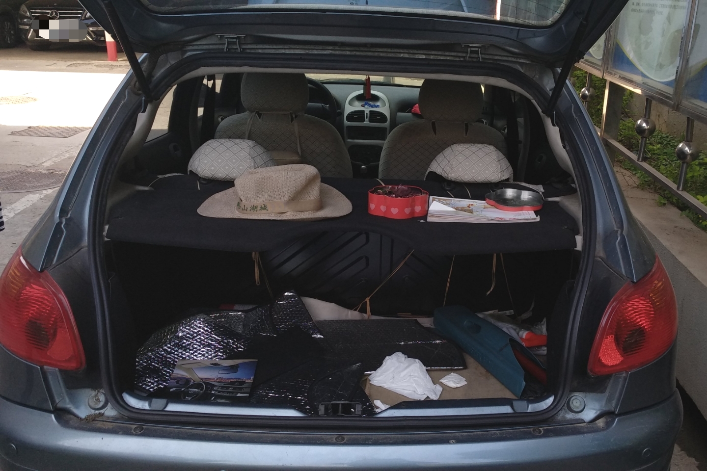 后备箱:后备箱无切割,无重大撞击迹象