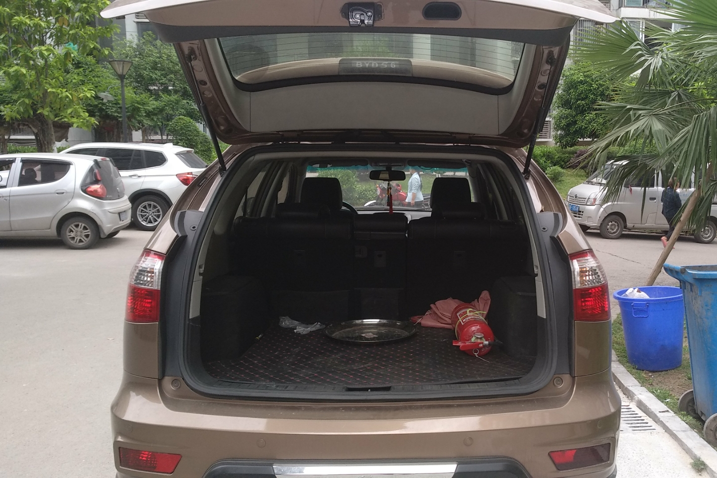 后备箱:后备箱无切割,无重大撞击迹象