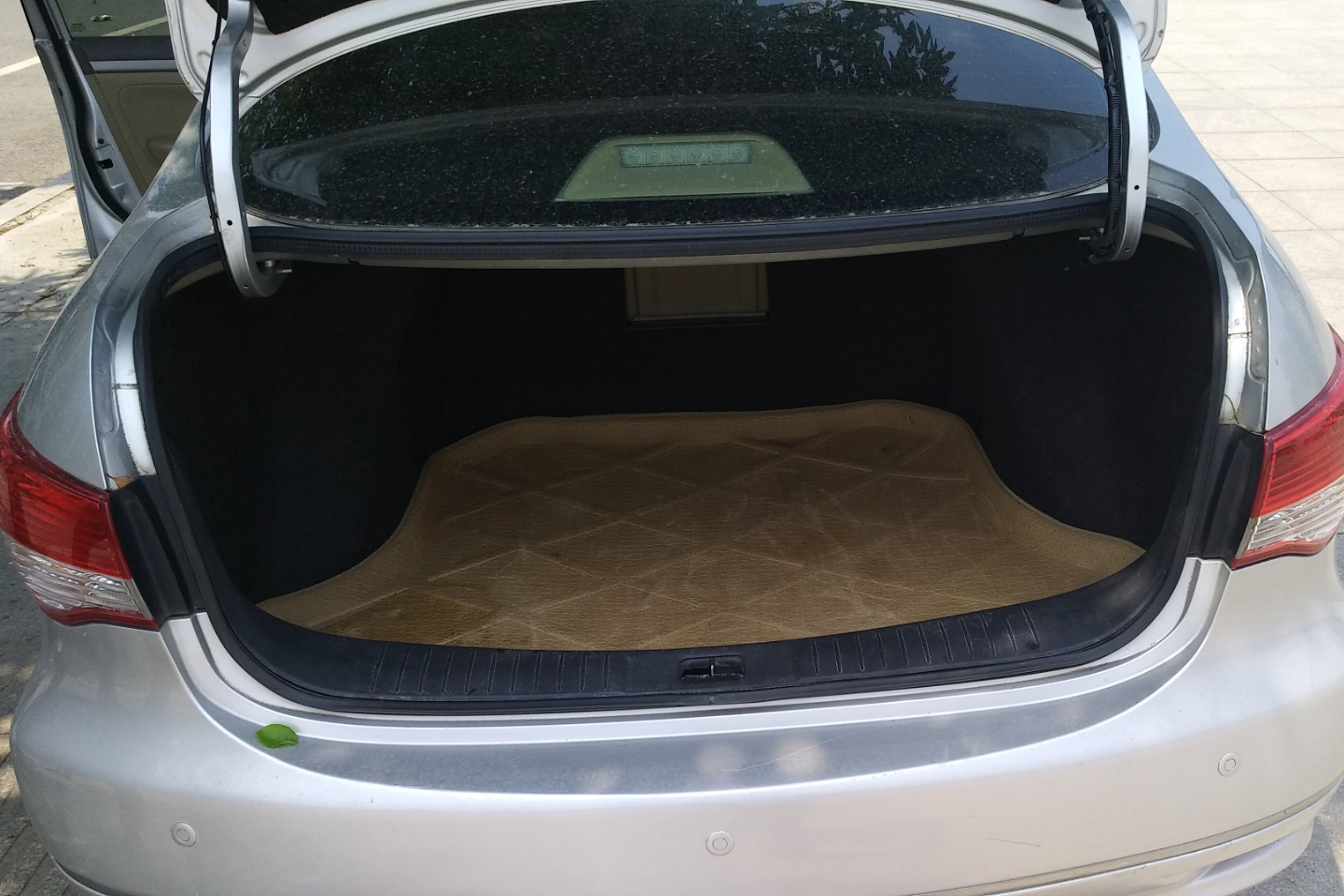 后备箱:后备箱无切割,无重大撞击迹象