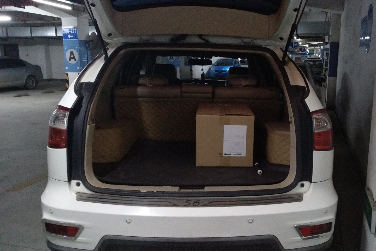 后备箱:后备箱无切割,无重大撞击迹象