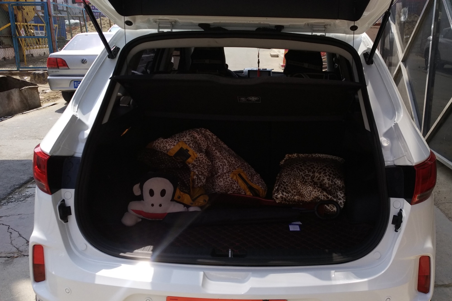 后备箱:后备箱无切割,无重大撞击迹象