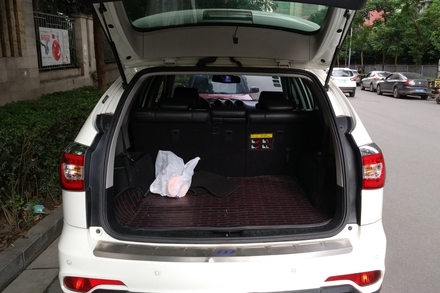 后备箱:后备箱无切割,无重大撞击迹象