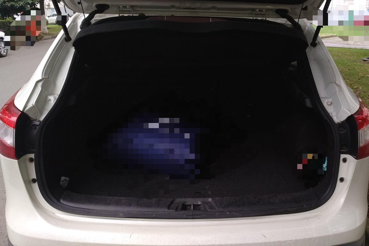 后备箱:备胎坑形状正常,无切割,无变形