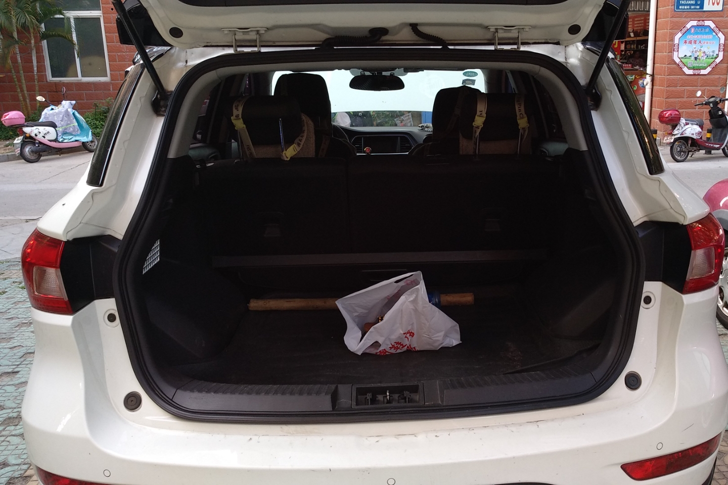 后备箱:后备箱无切割,无重大撞击迹象