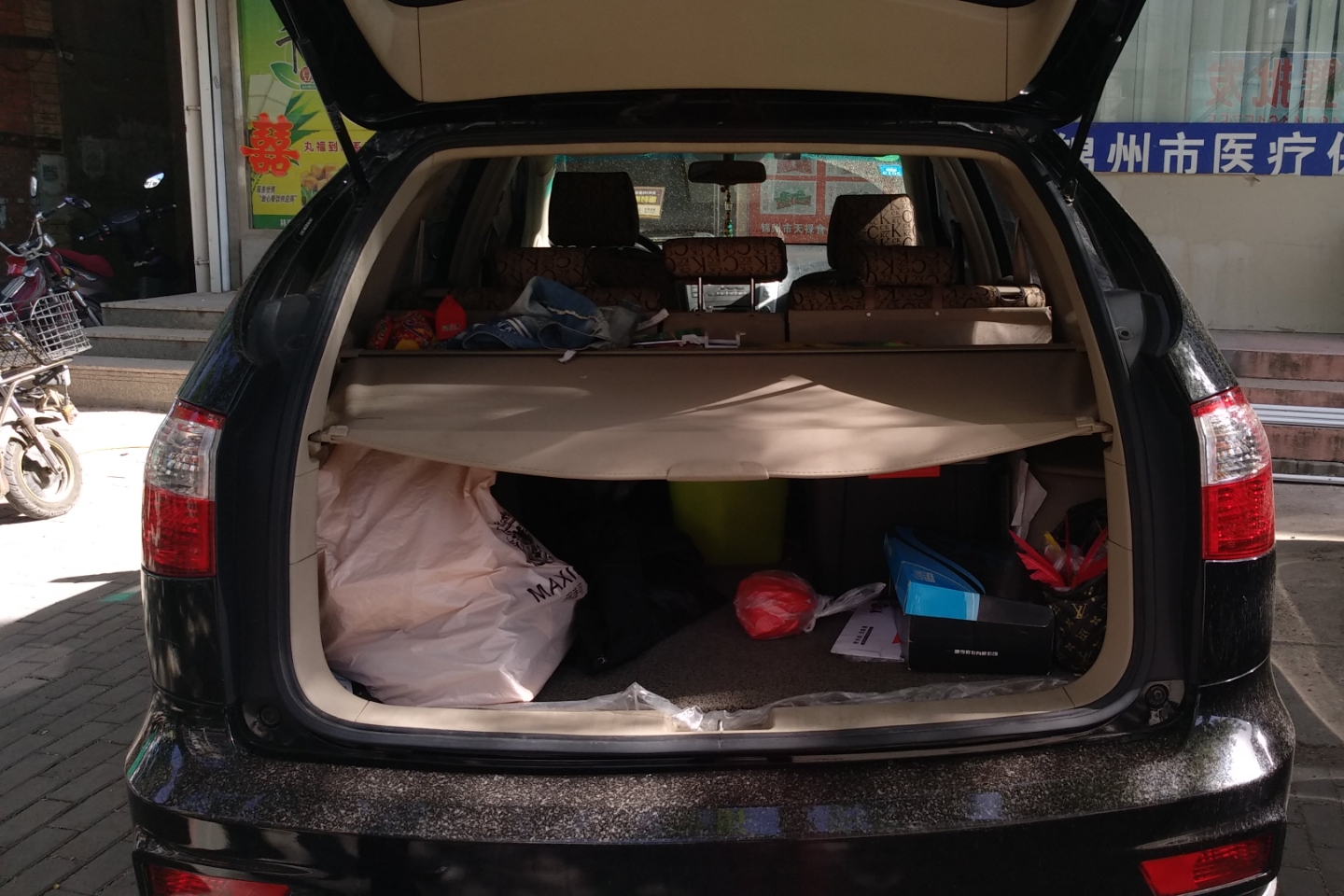 后备箱:后备箱无切割,无重大撞击迹象