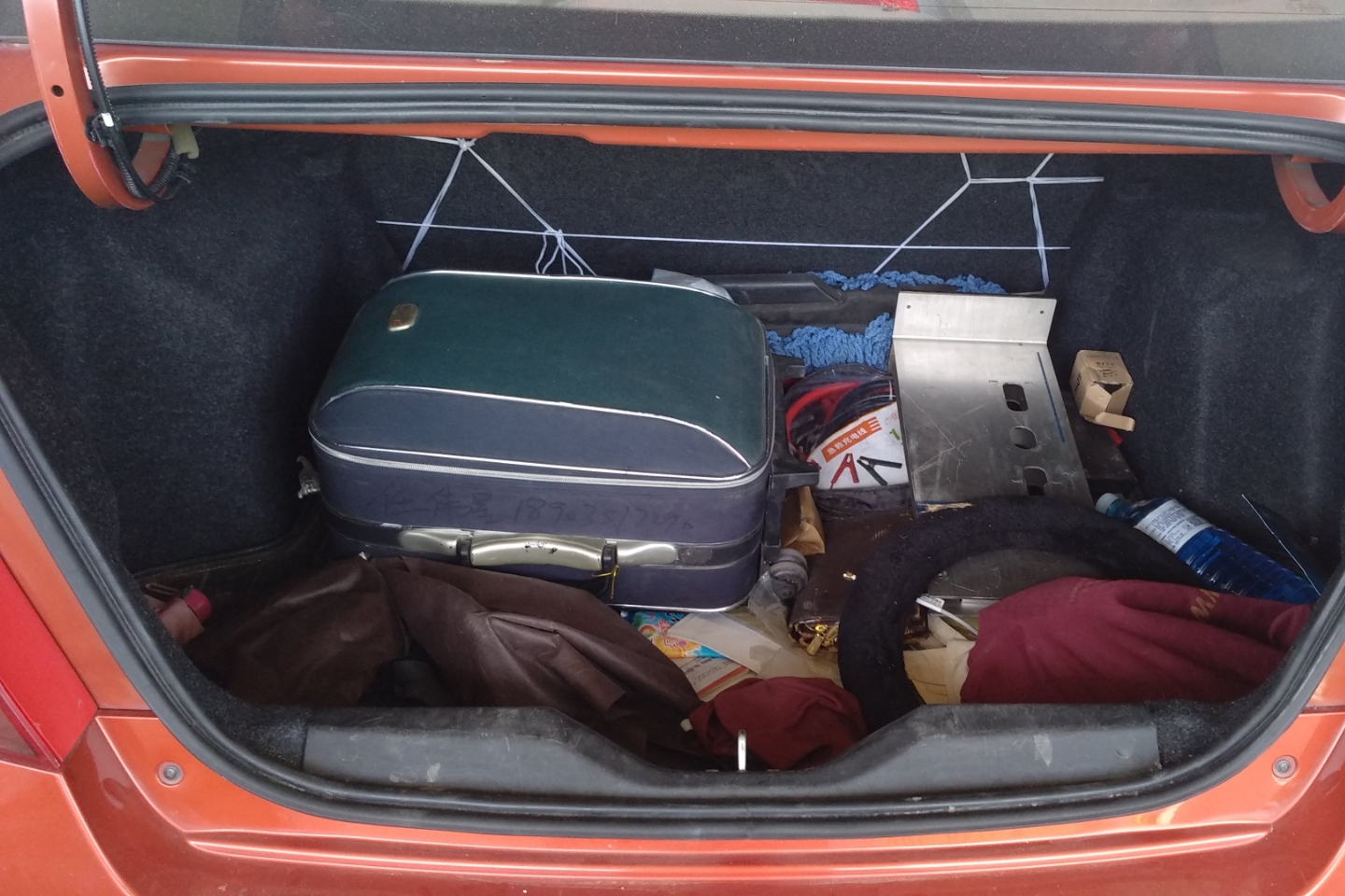 后备箱:后备箱无切割,无重大撞击迹象