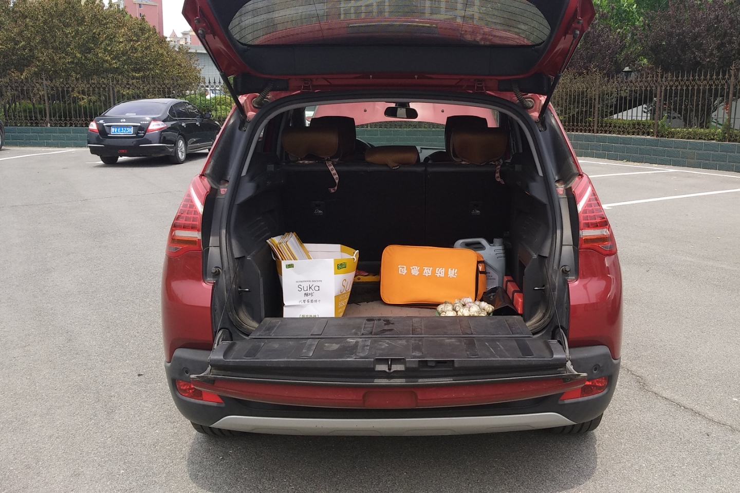 后备箱:后备箱无切割,无重大撞击迹象