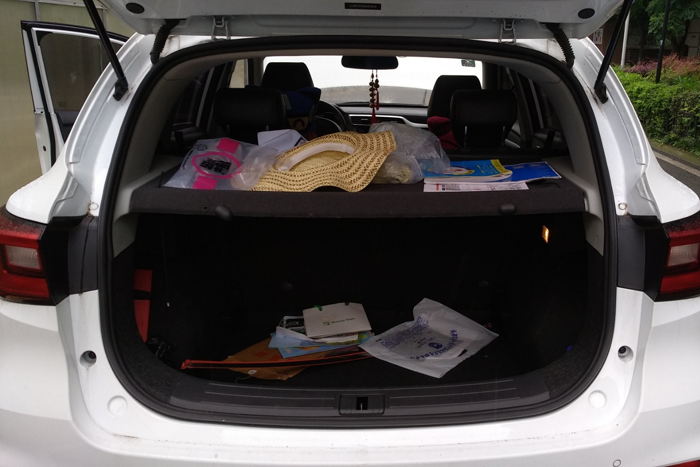 后备箱:后备箱无切割,无重大撞击迹象