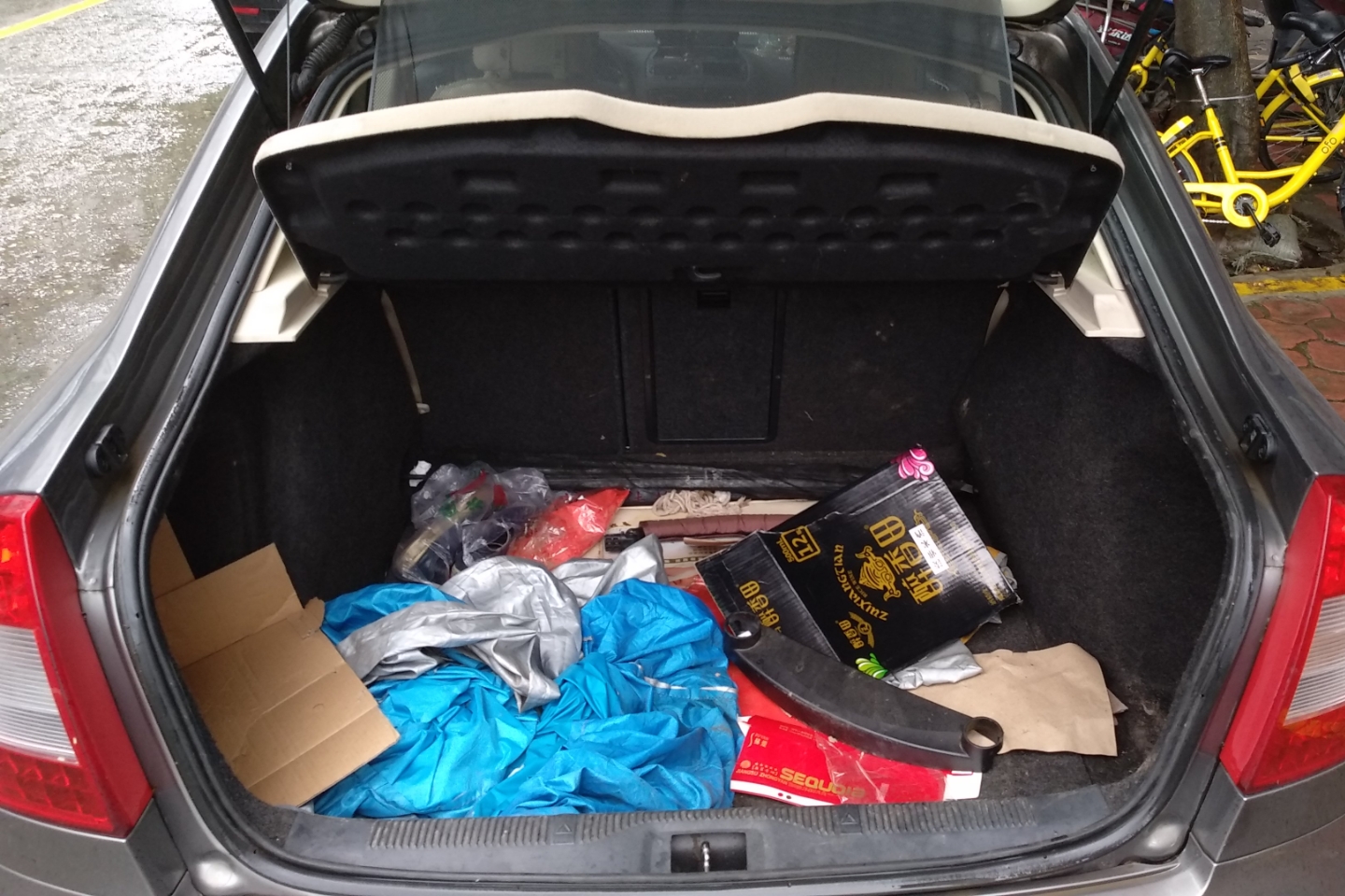 后备箱:后备箱无切割,无重大撞击迹象