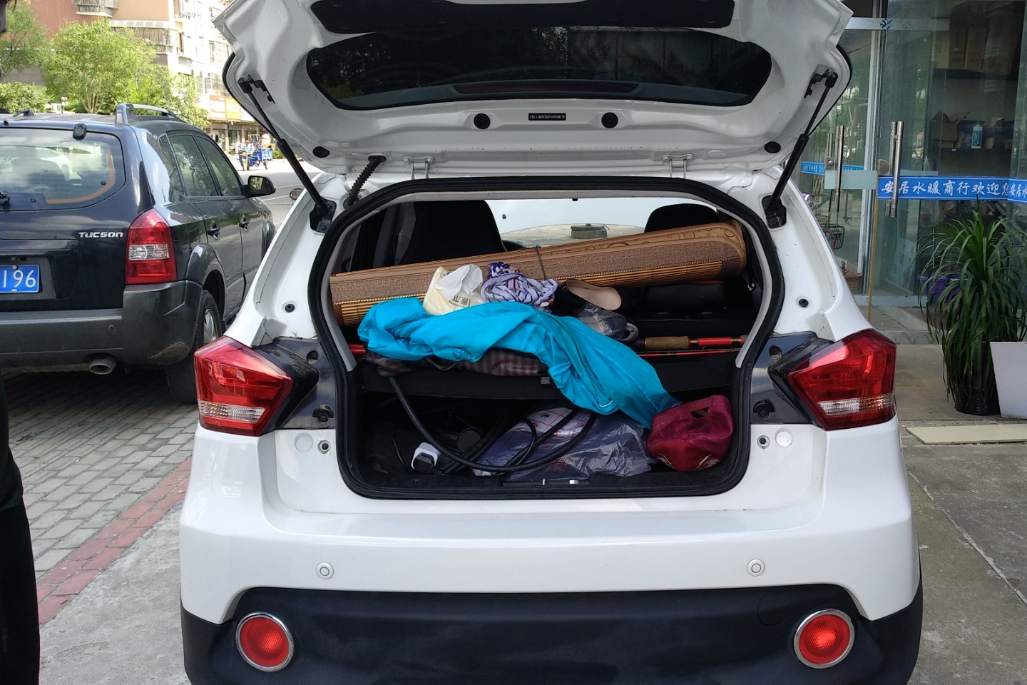 后备箱:后备箱无切割,无重大撞击迹象