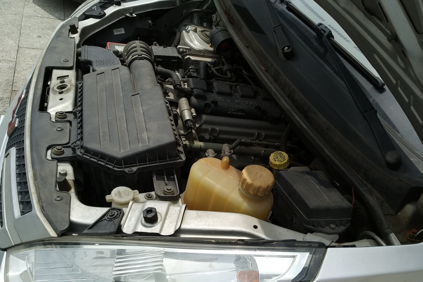 五菱荣光和荣光v的区别在于,五菱荣光发动机在驾驶员座位下面,荣光v