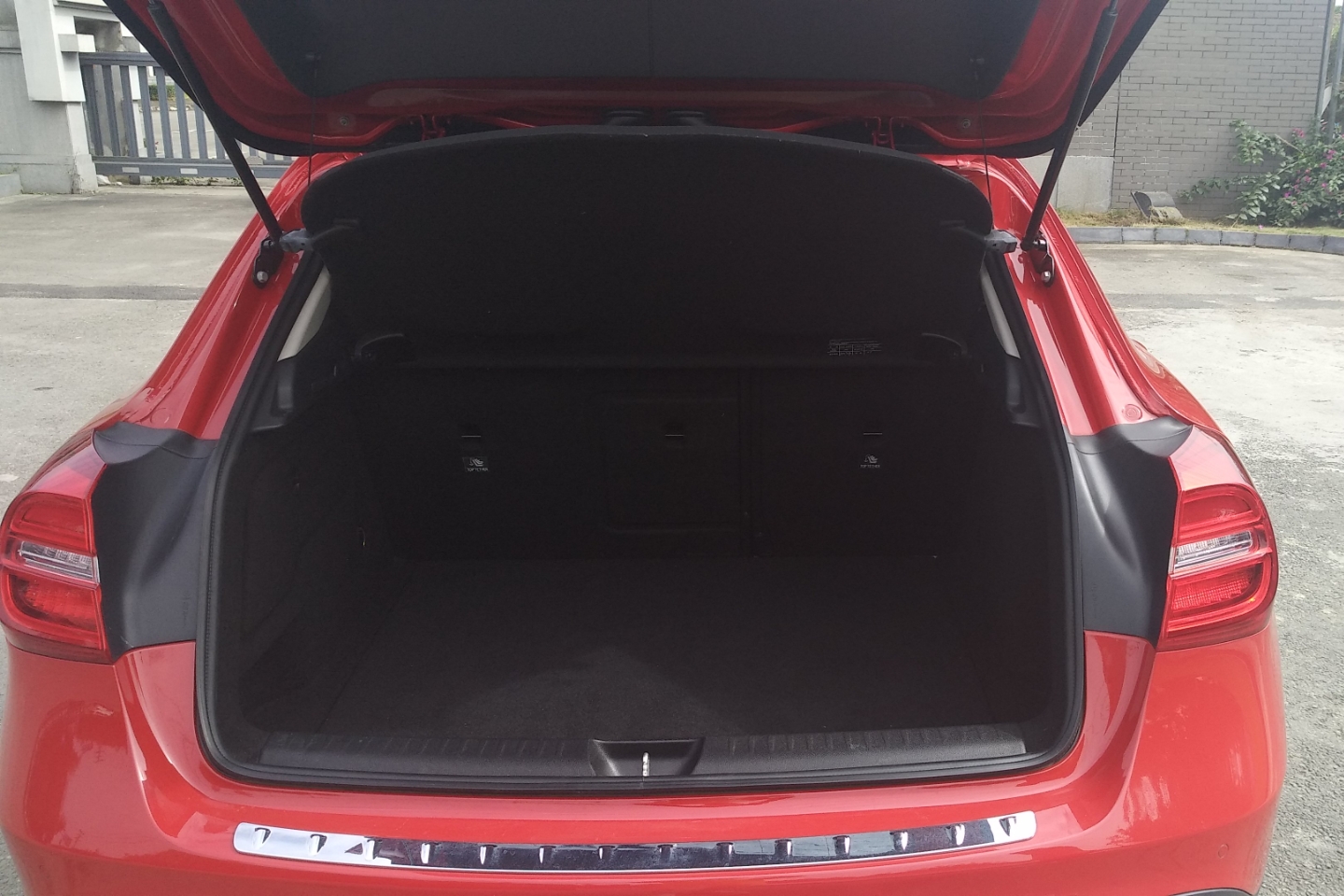 后备箱:备胎坑形状正常,无切割,无变形