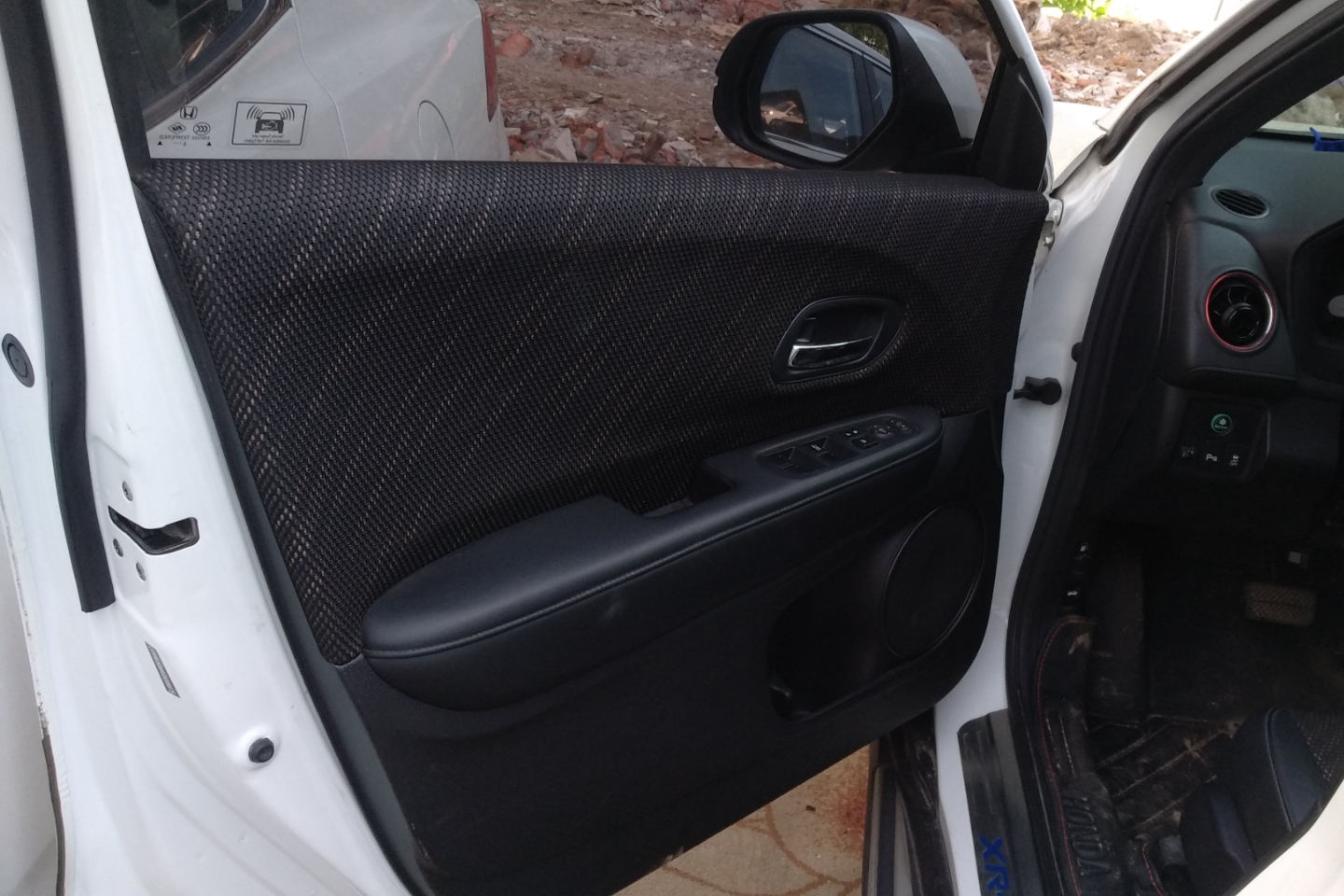 车门:门轴无拆卸痕迹,操控键使用正常